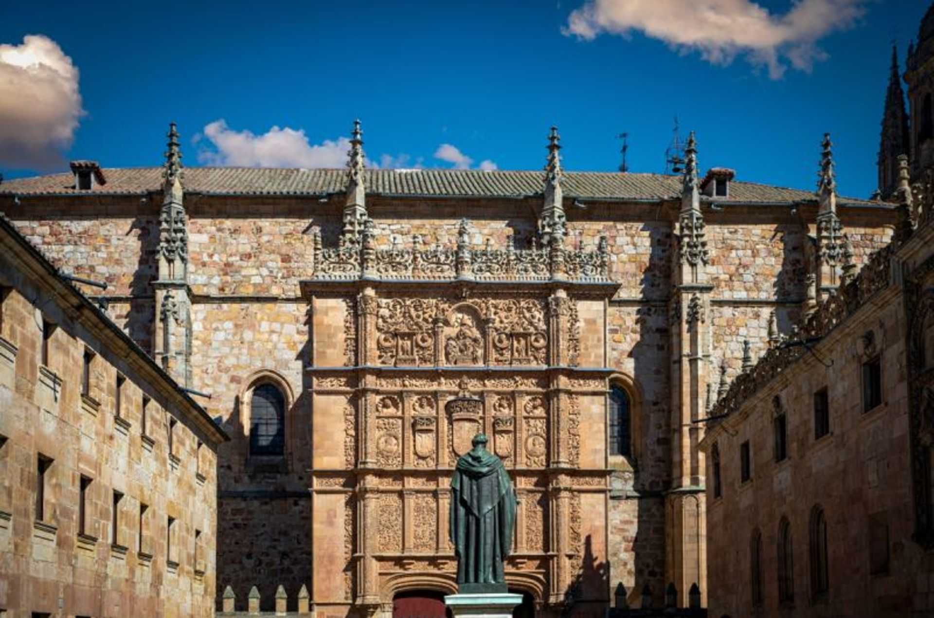 ساختمان و مجسمه دانشگاه سالامانکا در روز آفتابی