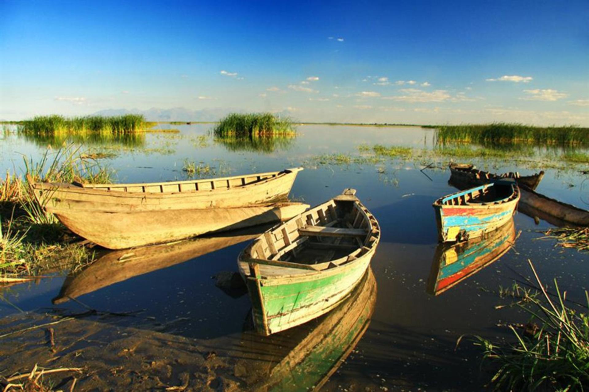 قایق های چوبی در دریاچه چیلوا