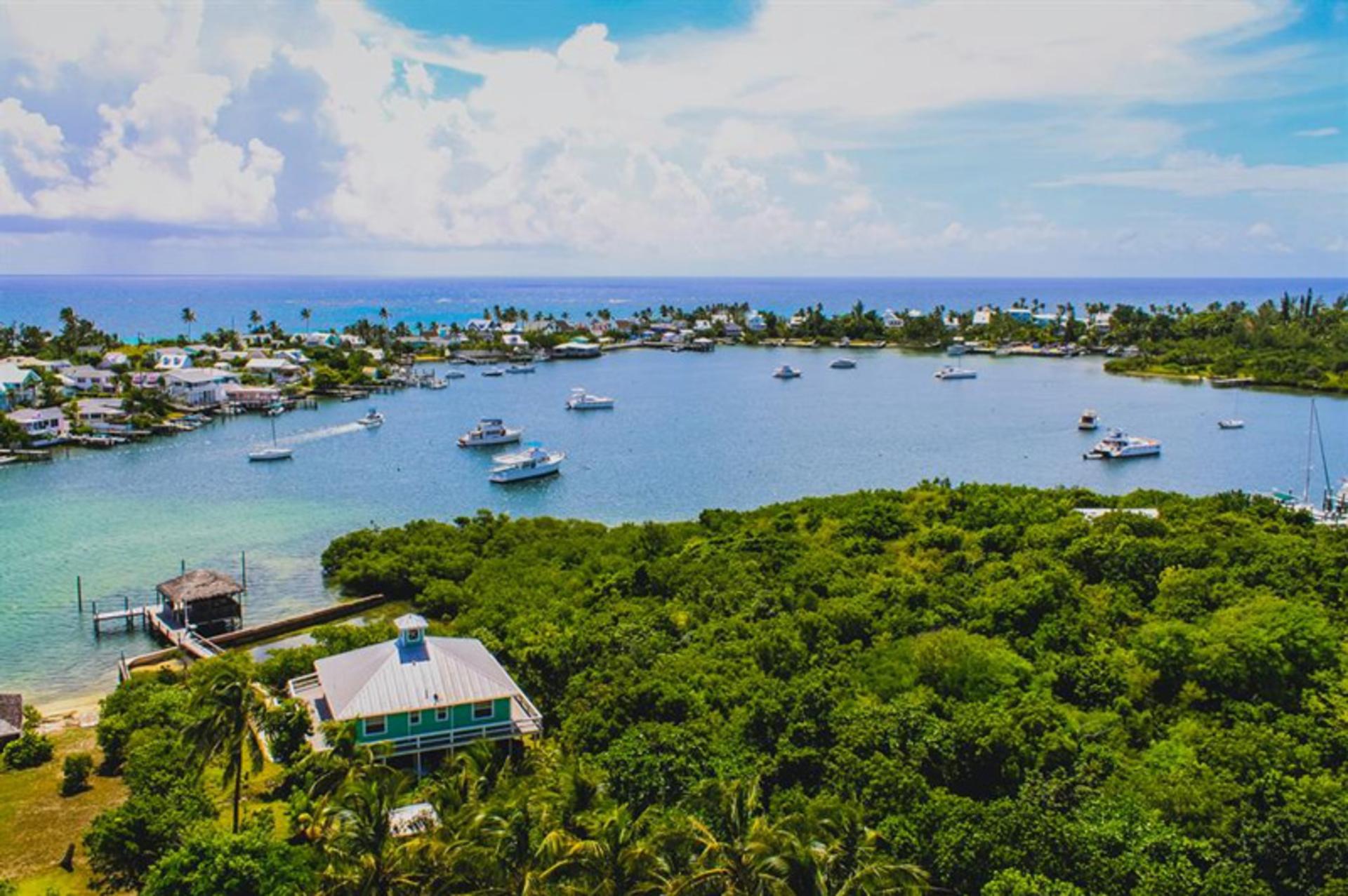 قایق های تفریحی در خلیج باهاما