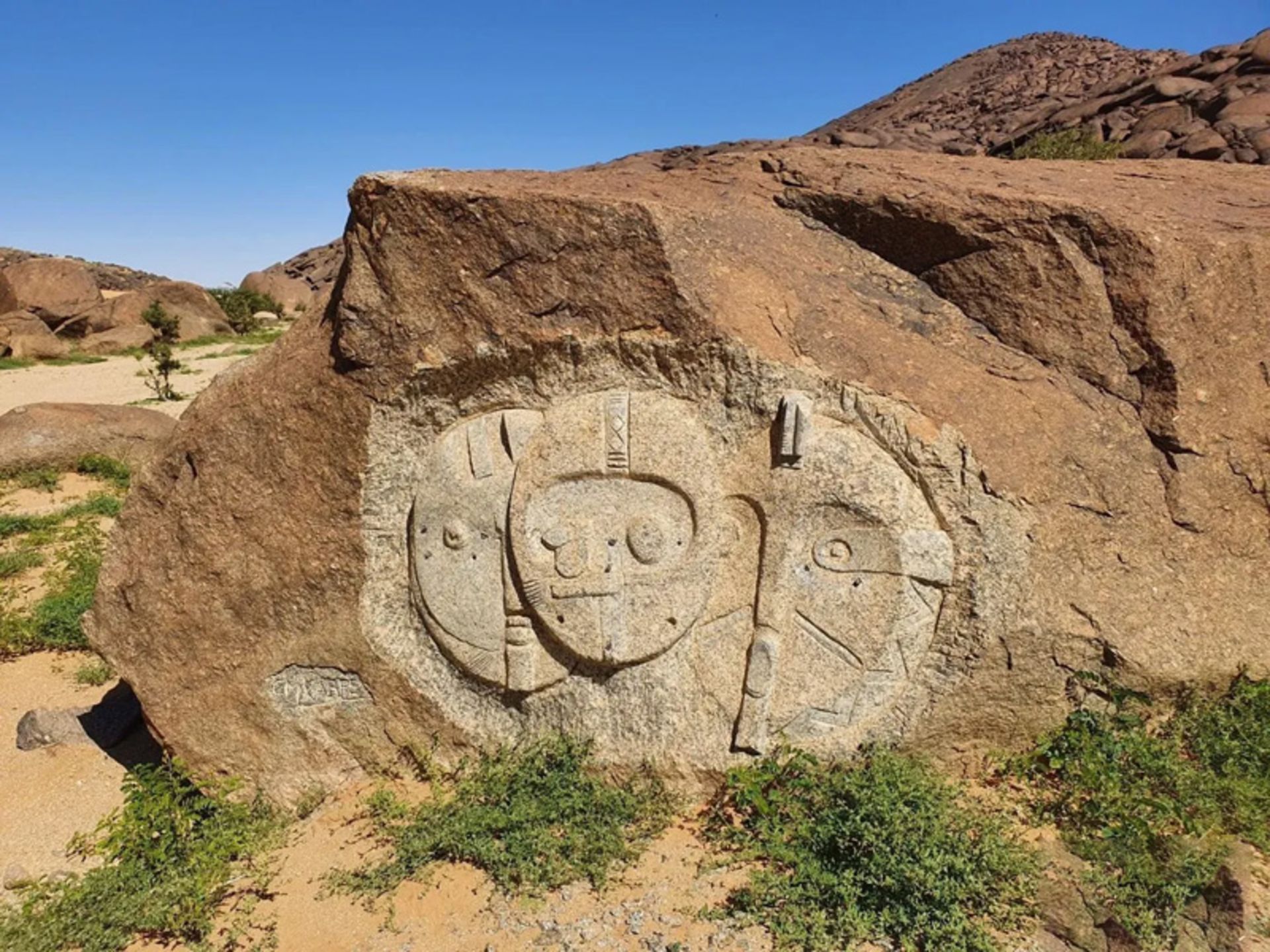 آثار هنری در نزدیکی مونولیت بن عایشا