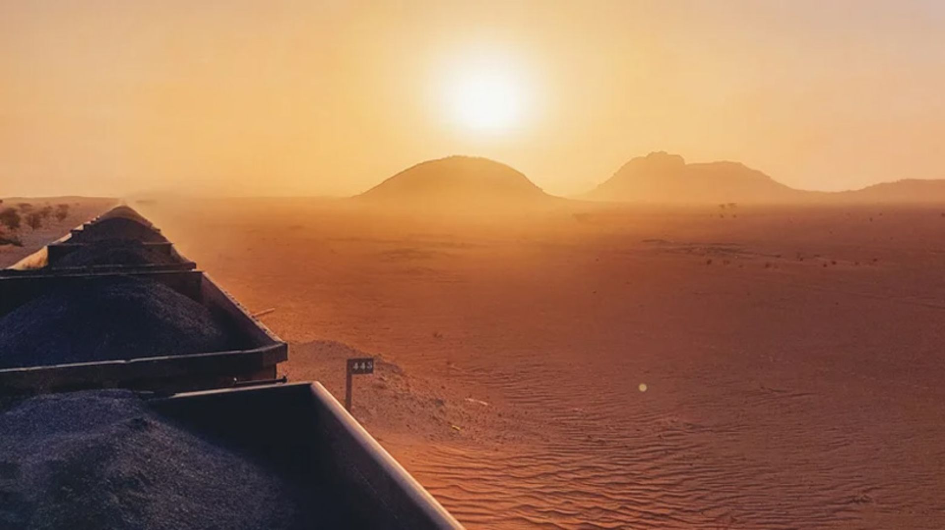 منظره مونولیت  بن عمیره از قطار باری موریتانی