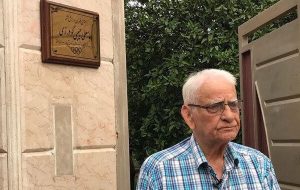 عکس| بوسه تاریخی جهان پهلوان تختی بر گونه حبیبی در حضور مالک باشگاه استقلال