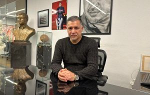 عکس| دیدار صمیمانه علی دایی با خواننده لس آنجلسی