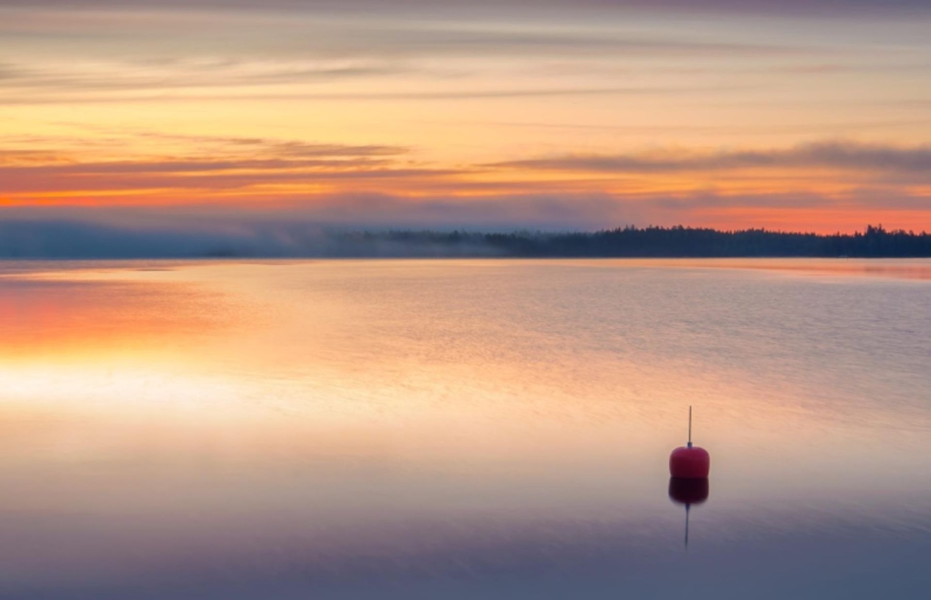 انعکاس آسمان آبی و نارنجی در دریاچه پیینه 