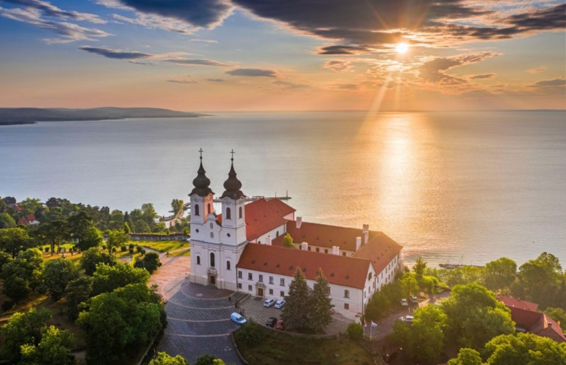 ساختمان و درختان در کنار دریاچه بالاتون 