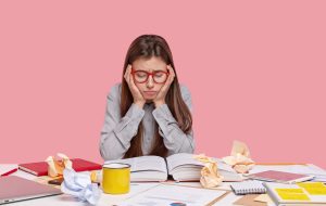 اهمال کاری در درس خواندن؛ عوامل ایجادکننده و مقابله با آن‌