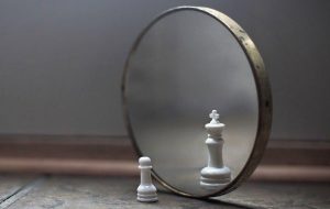 فرق عزت نفس و اعتماد به نفس چیست؟ + راهکارهایی برای تقویت عزت نفس زنانه