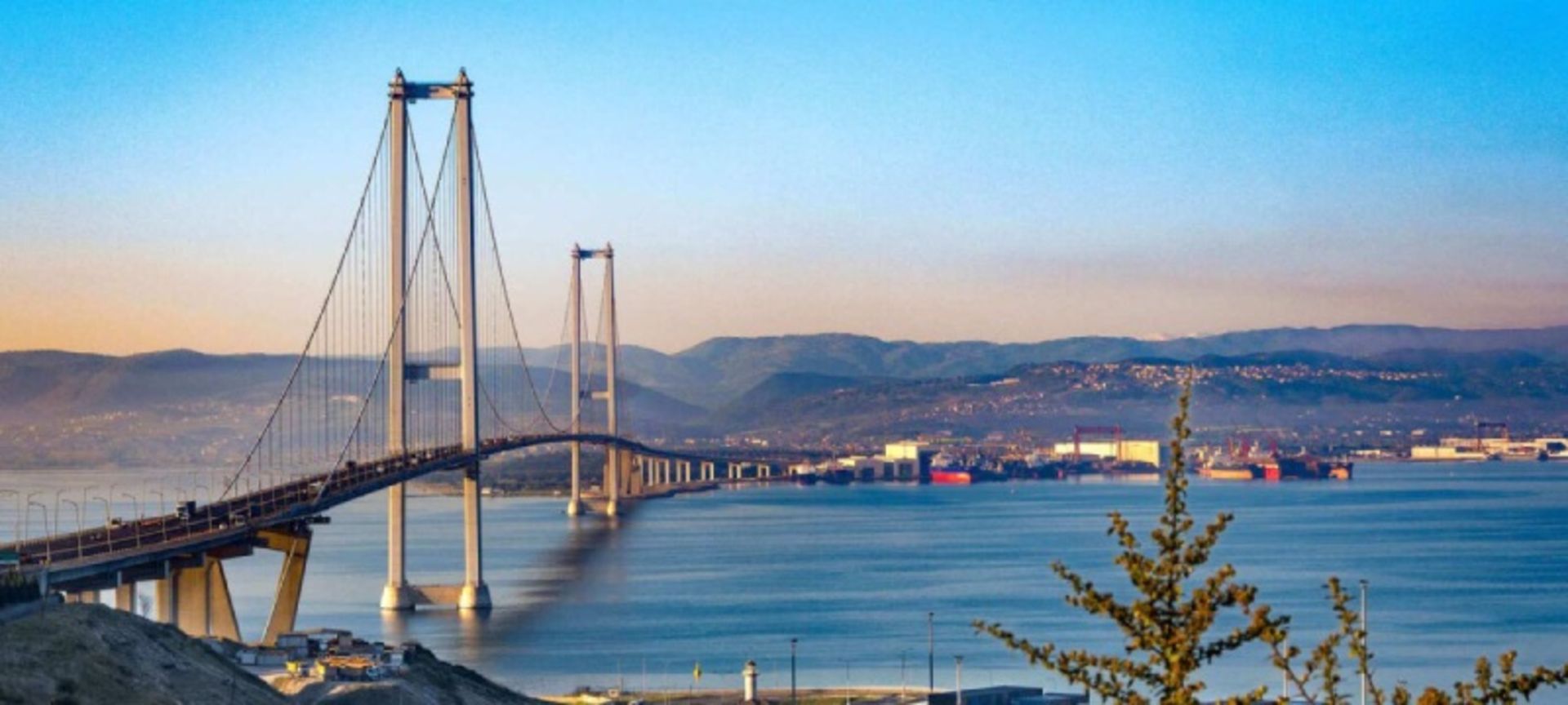 پل عثمان قاضی در دریا 