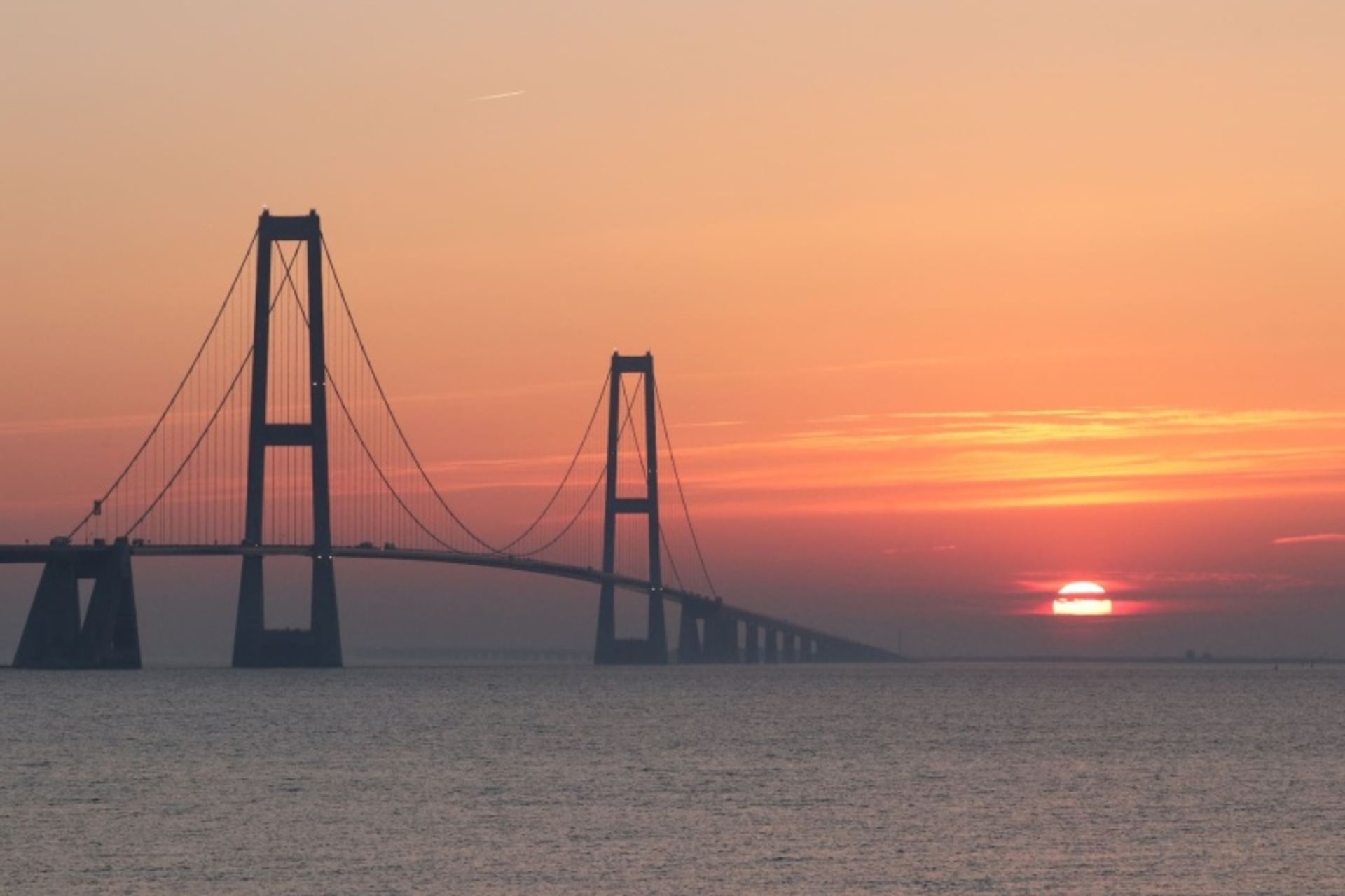 پل معلق گریت بل در غروب