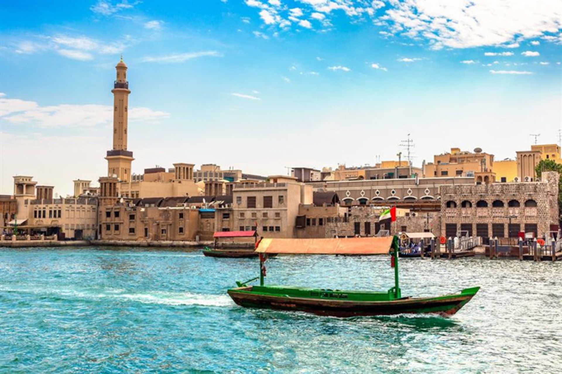 قایق عبره سبزرنگ در خور دبی