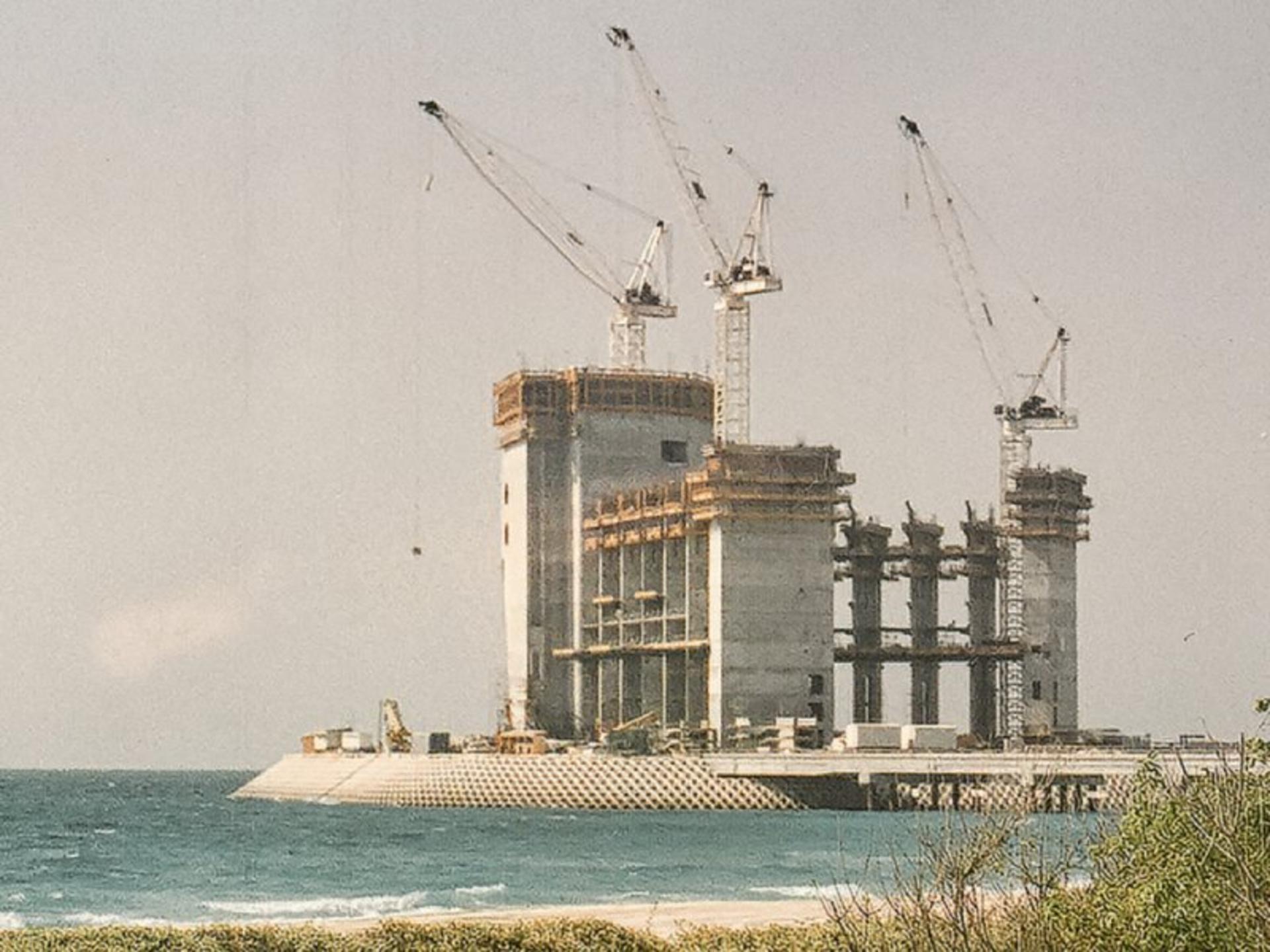 ساختمان نیمه کاره برج العرب