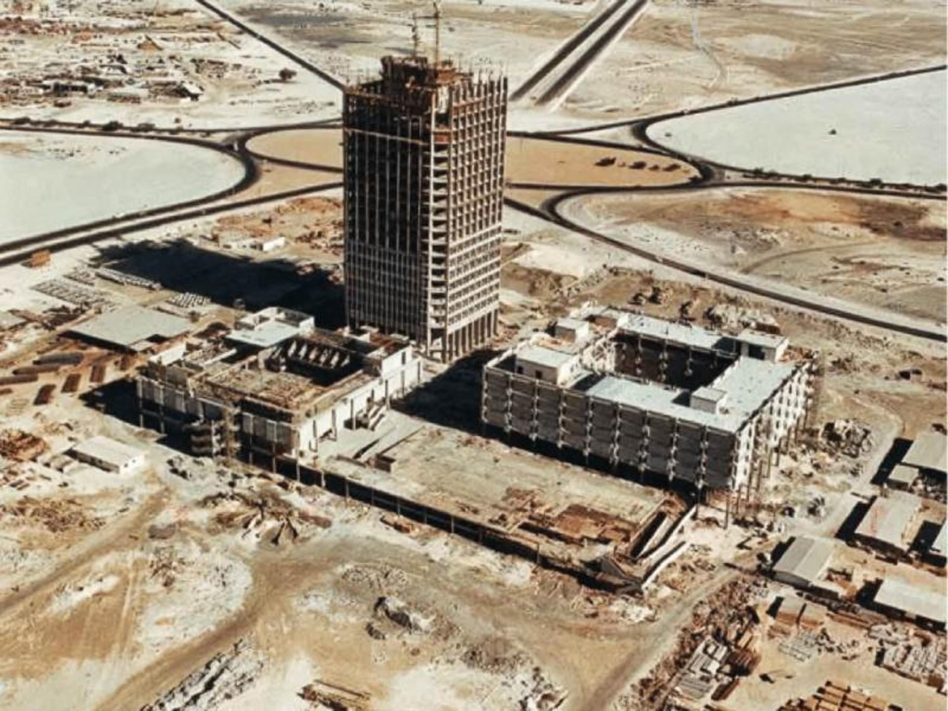 ساختمان نیمه کاره مرکز تجارت جهانی دبی در گذشته