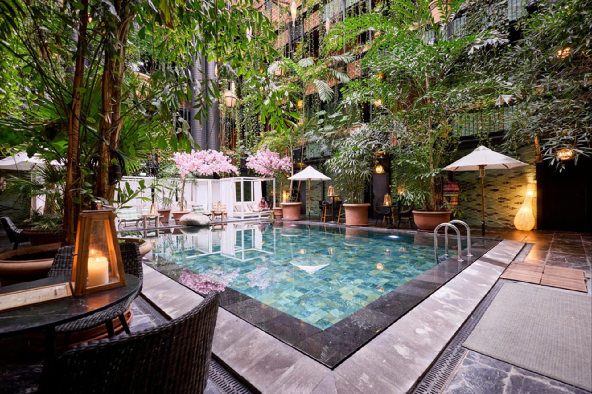 استخر هتل مانون لس سوئیتس گولدسمیدن