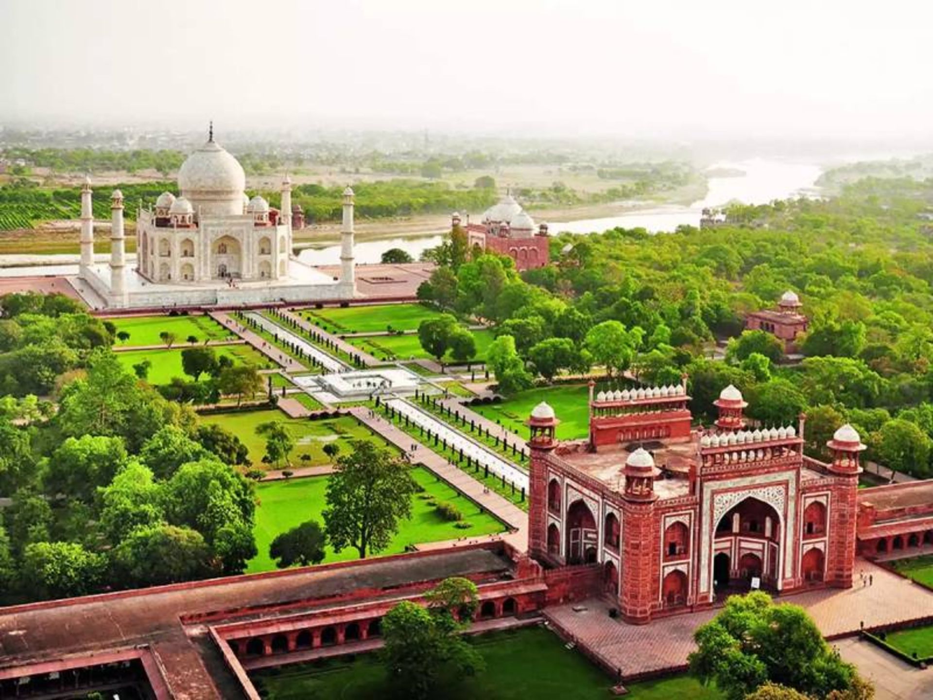 ساختمان تاج محل و طبیعت اطراف آن در روز