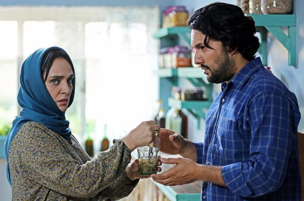 حامد بهداد در نمایی از فیلم نیمه ‌شب اتفاق افتاد