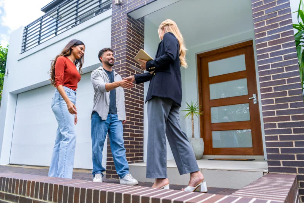 3 نفر در تعامل هستند