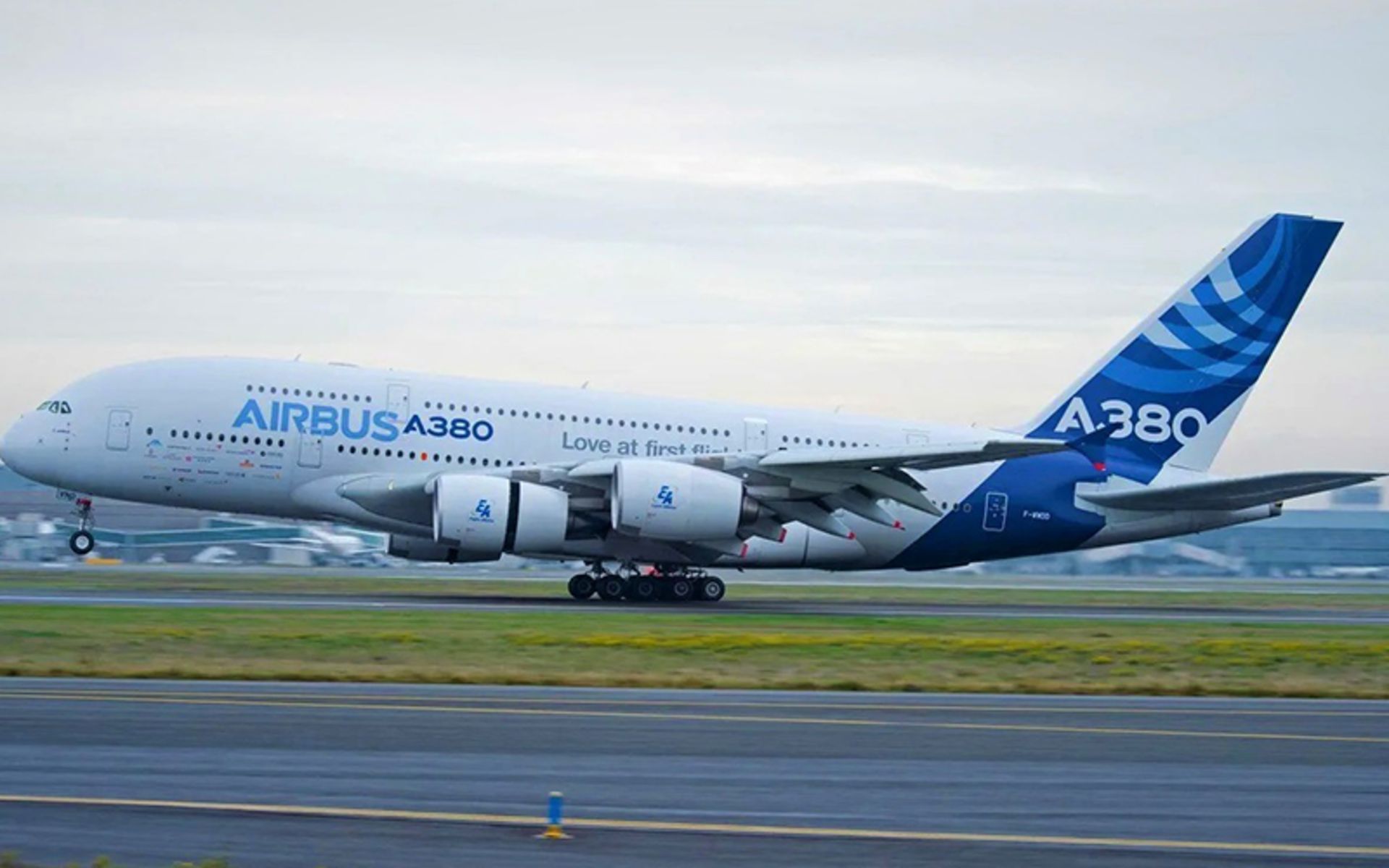 ایرباس A380 روی باند فرودگاه