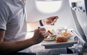 بهترین خوراکی‌ها برای طول پرواز؛ غذاهای مناسب برای پروازهای طولانی