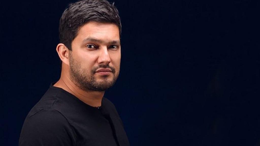 نیمرخ حامد بهداد با لباس مشکی