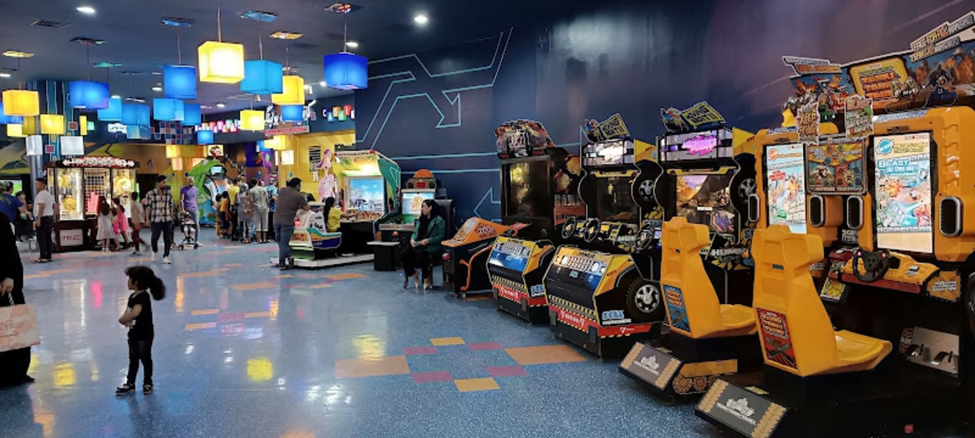 بازی های کامپیوتری در شهربازی سیتی سنتر قشم