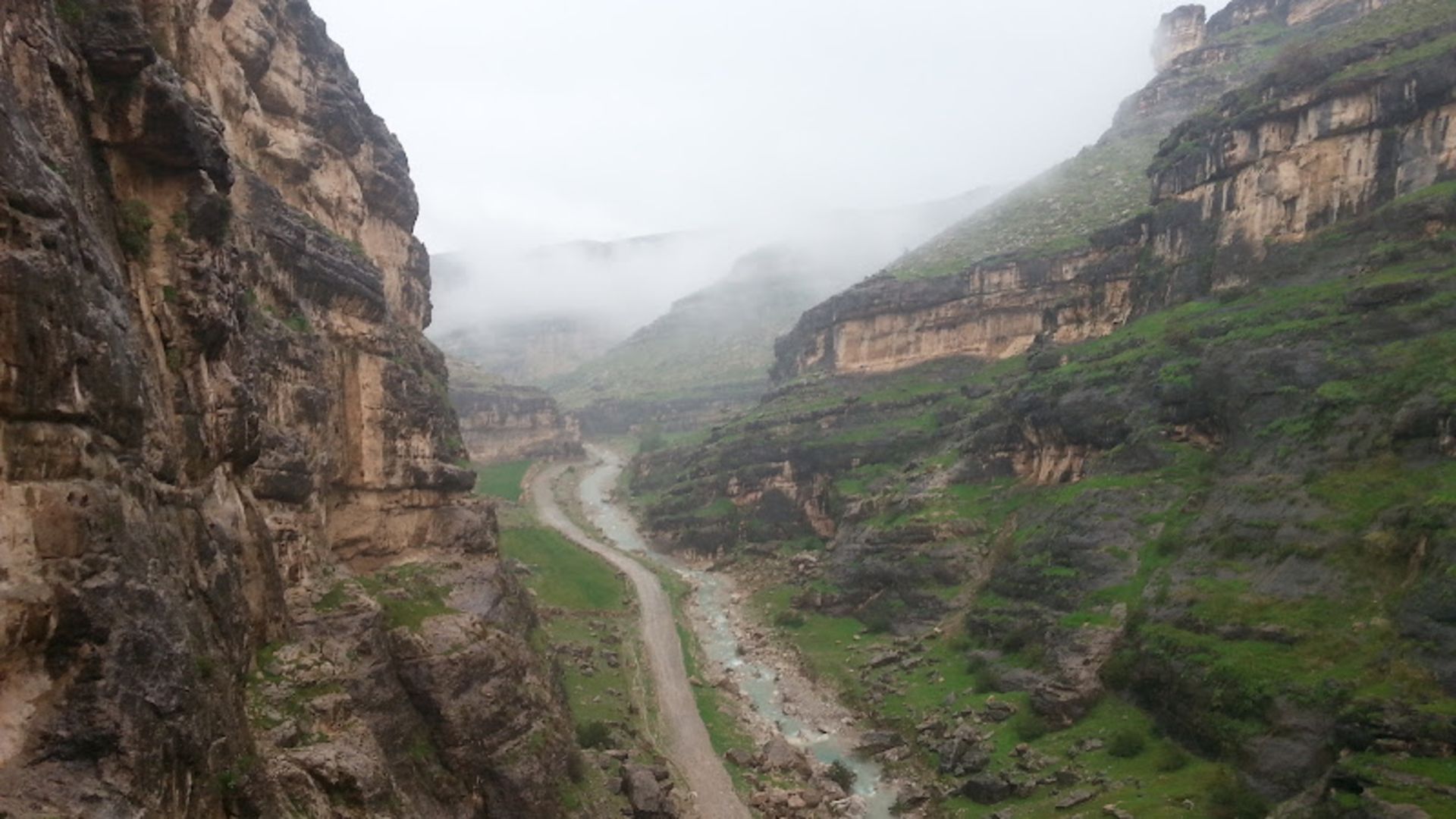 تنگه زرانگوش میان هاله ای از مه