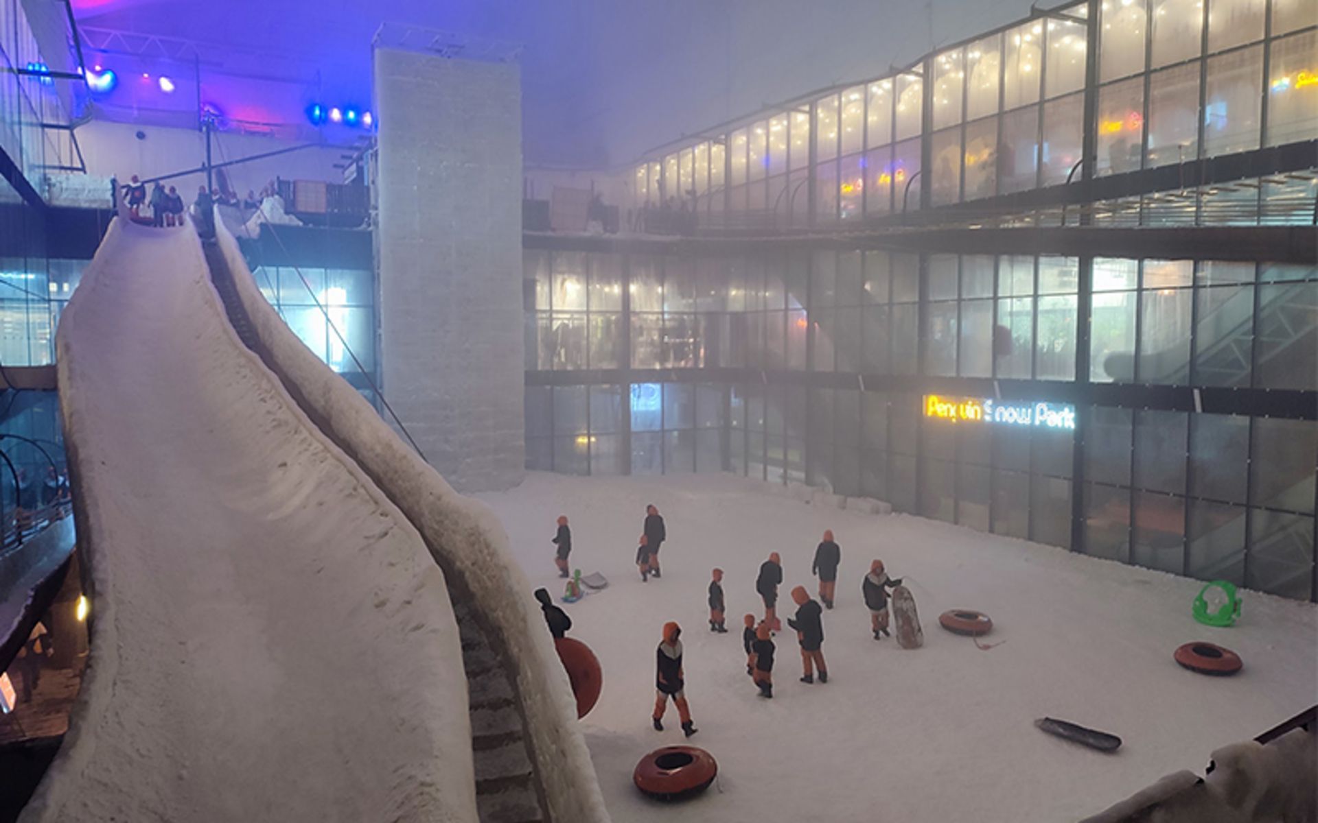 فضای داخلی پارک برفی پنگوئن کیش