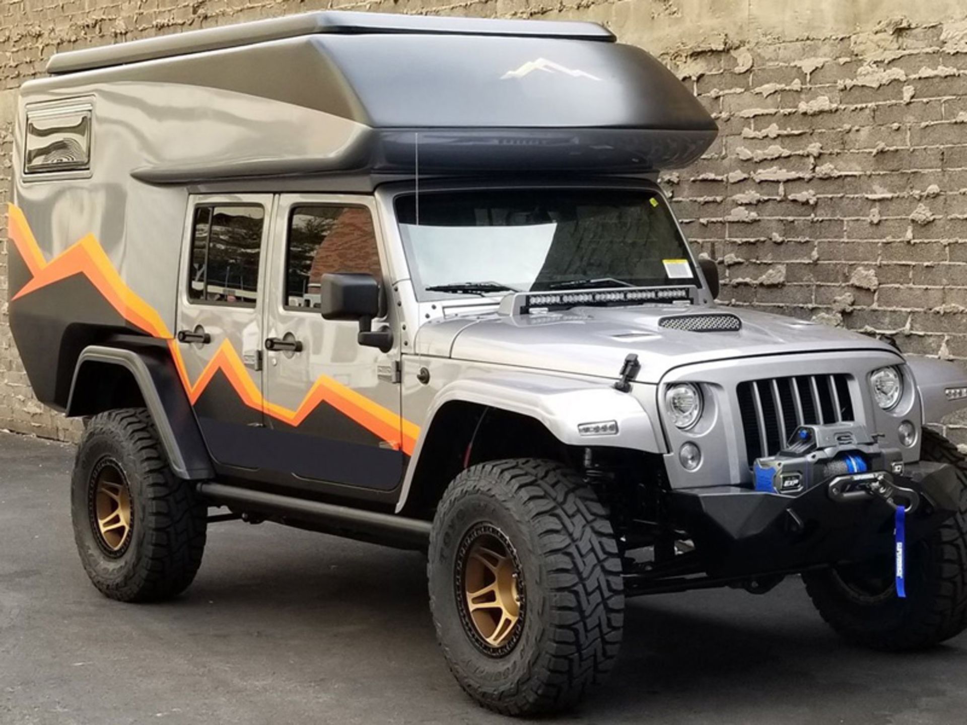 اکشن کمپر X4 کنار دیوار آجری