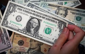 دلار از ۱۰۰ هزار تومان عبور کرد-راهبرد معاصر