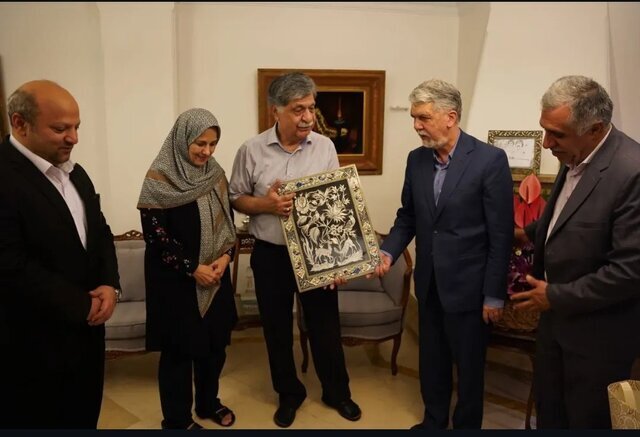 دیدار وزیر فرهنگ با محمدمهدی فرقانی و خانواده احمد توکلی در روز خبرنگار