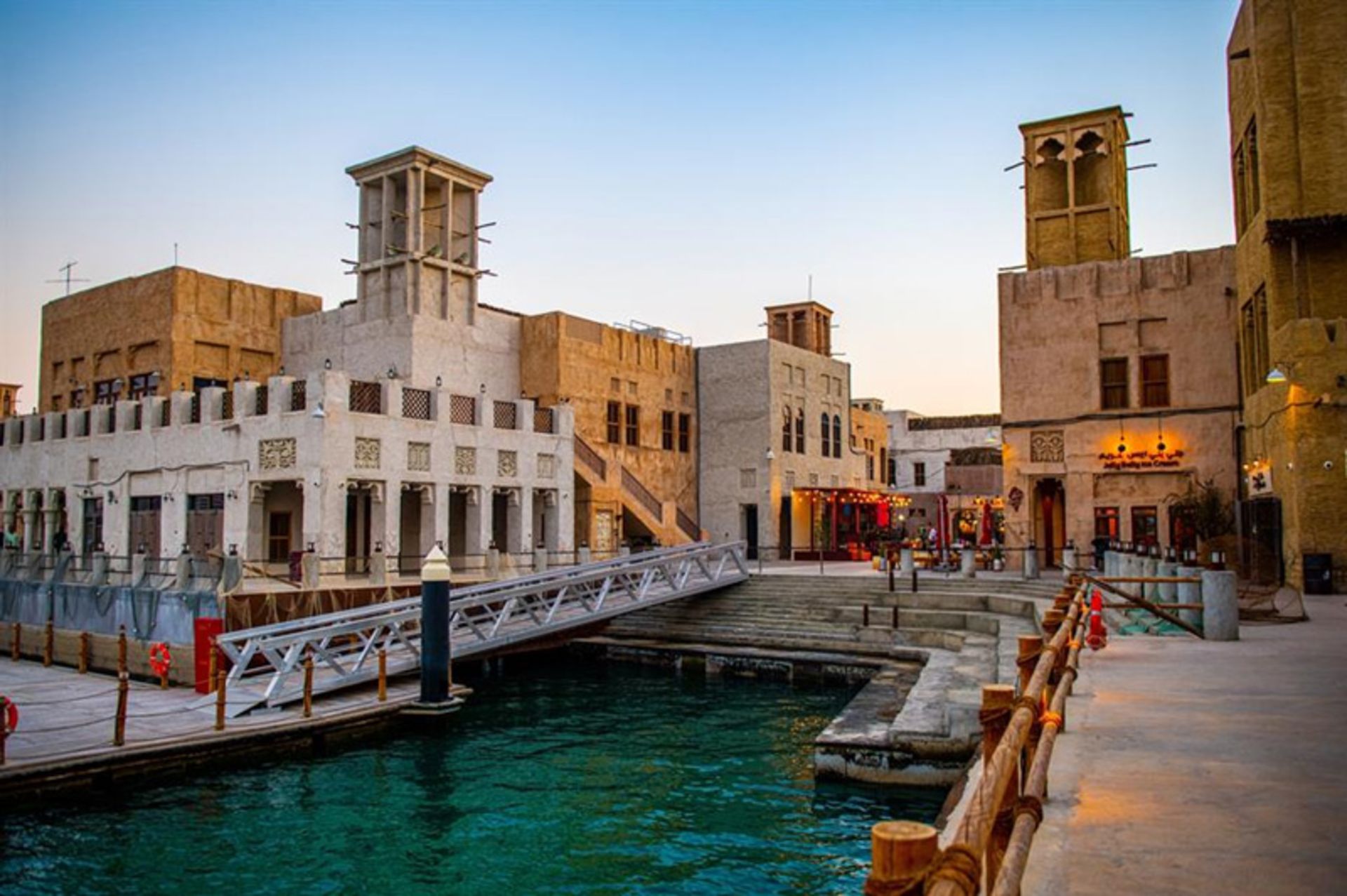 خانه های بادگیردار در کنار خور دبی