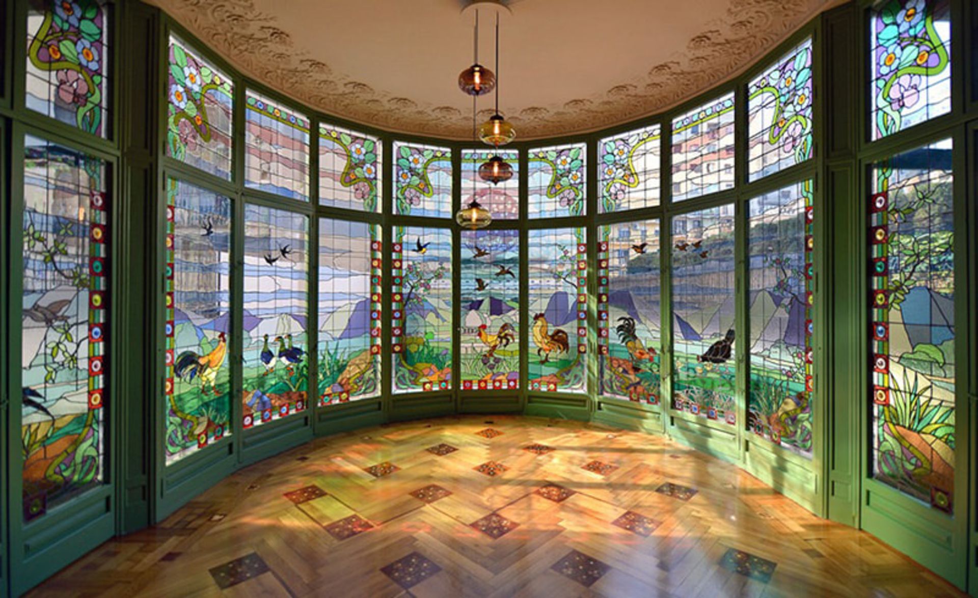 پنجره های رنگی و نقاشی شده تالار کازا لئو موررا در اسپانیا