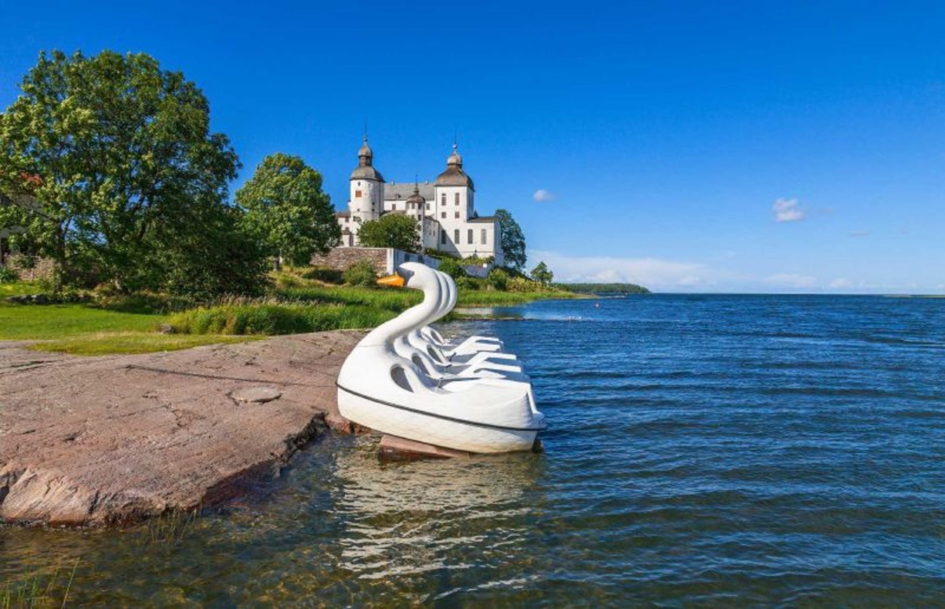 قایق های تفریحی در دریاچه ونرن و طبیعت اطراف