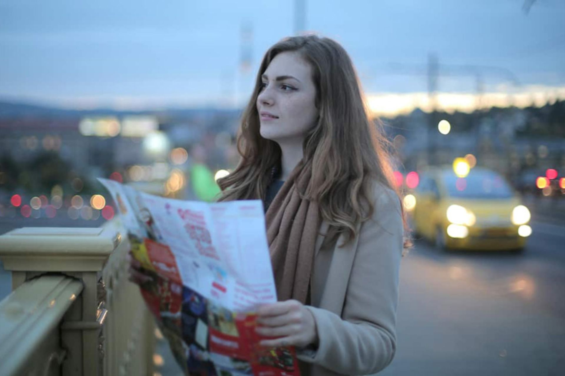 گردشگر در حال استفاده از نقشه کاغذی