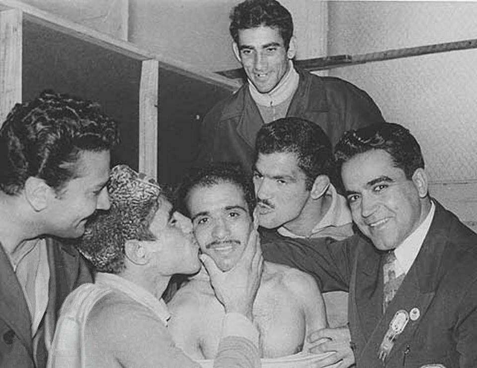 عکس| بوسه تاریخی جهان پهلوان تختی بر گونه حبیبی در حضور مالک باشگاه استقلال