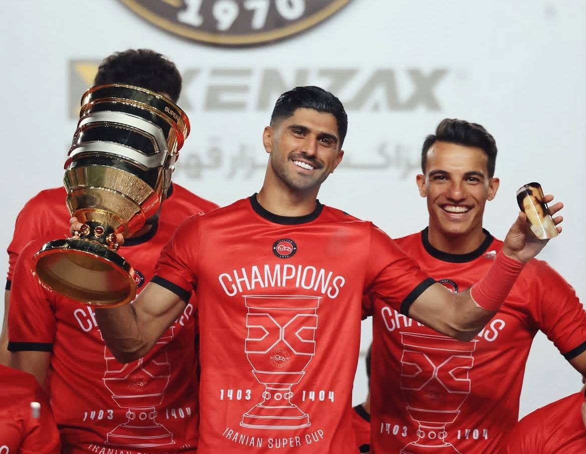 عکس | حرکت عاشقانه ستاره تراکتور برای همسرش در جشن قهرمان