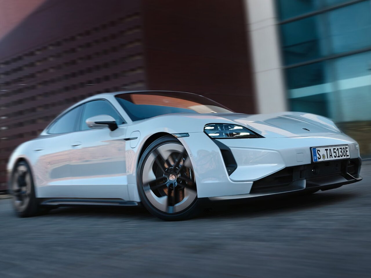 عکس | حلقه الماس، پورشه برقی و ساعت‌های لوکس؛ سورپرایز رونالدو برای خواستگاری از جورجینا