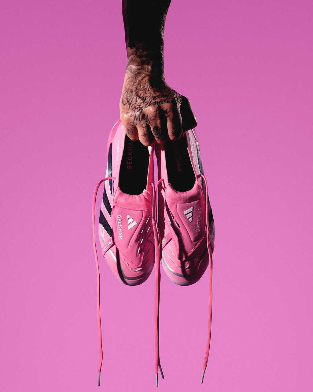 عکس | دیوید بکام و رونمایی از کفش‌های صورتی آدیداس