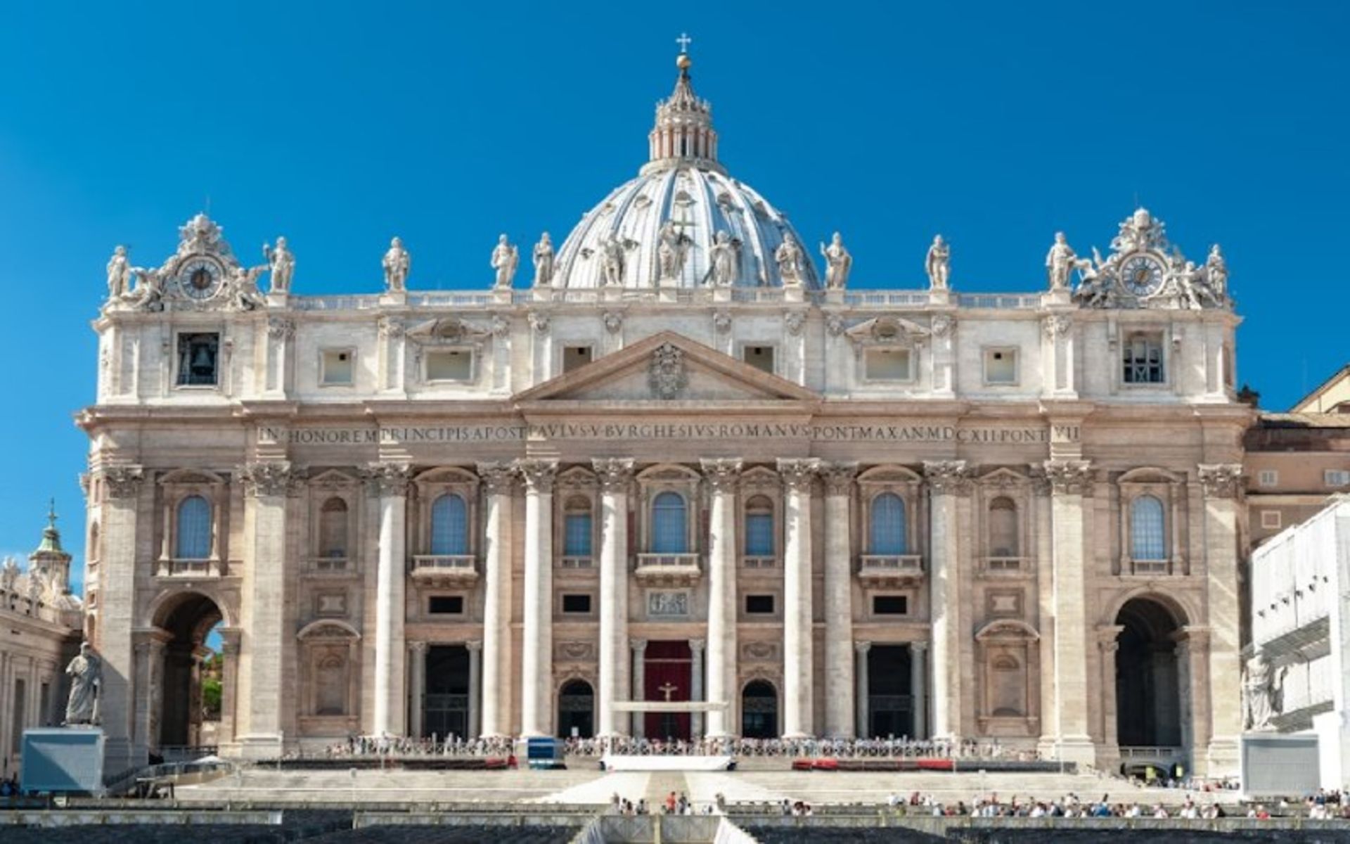 کلیسای سیستین و گردشگران در اطراف آن در روز آفتابی