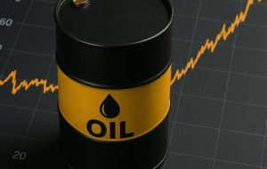 نفت زیر سایه تعرفه‌های ترامپ و هشدارهای تحریمی/ قیمت نفت صعودی شد