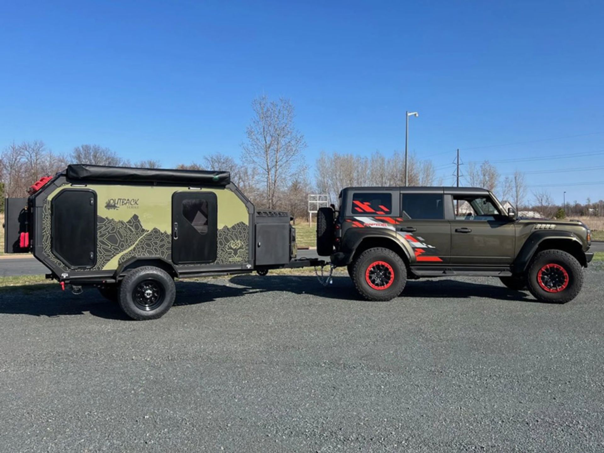 خودروی آفرود در حال بکسل کاروان ایمپریال اوت دورز