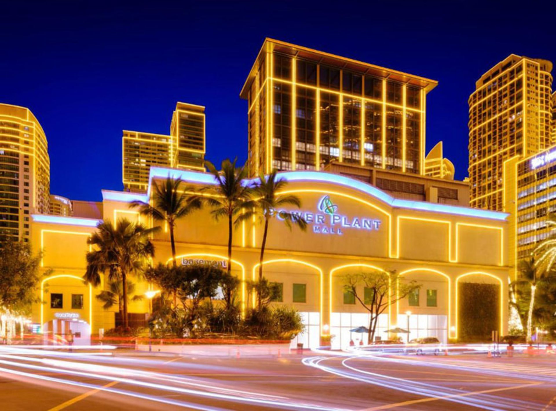 مرکز خرید بزرگ و مجلل ماکاتی با نورپردازی طلایی در شب