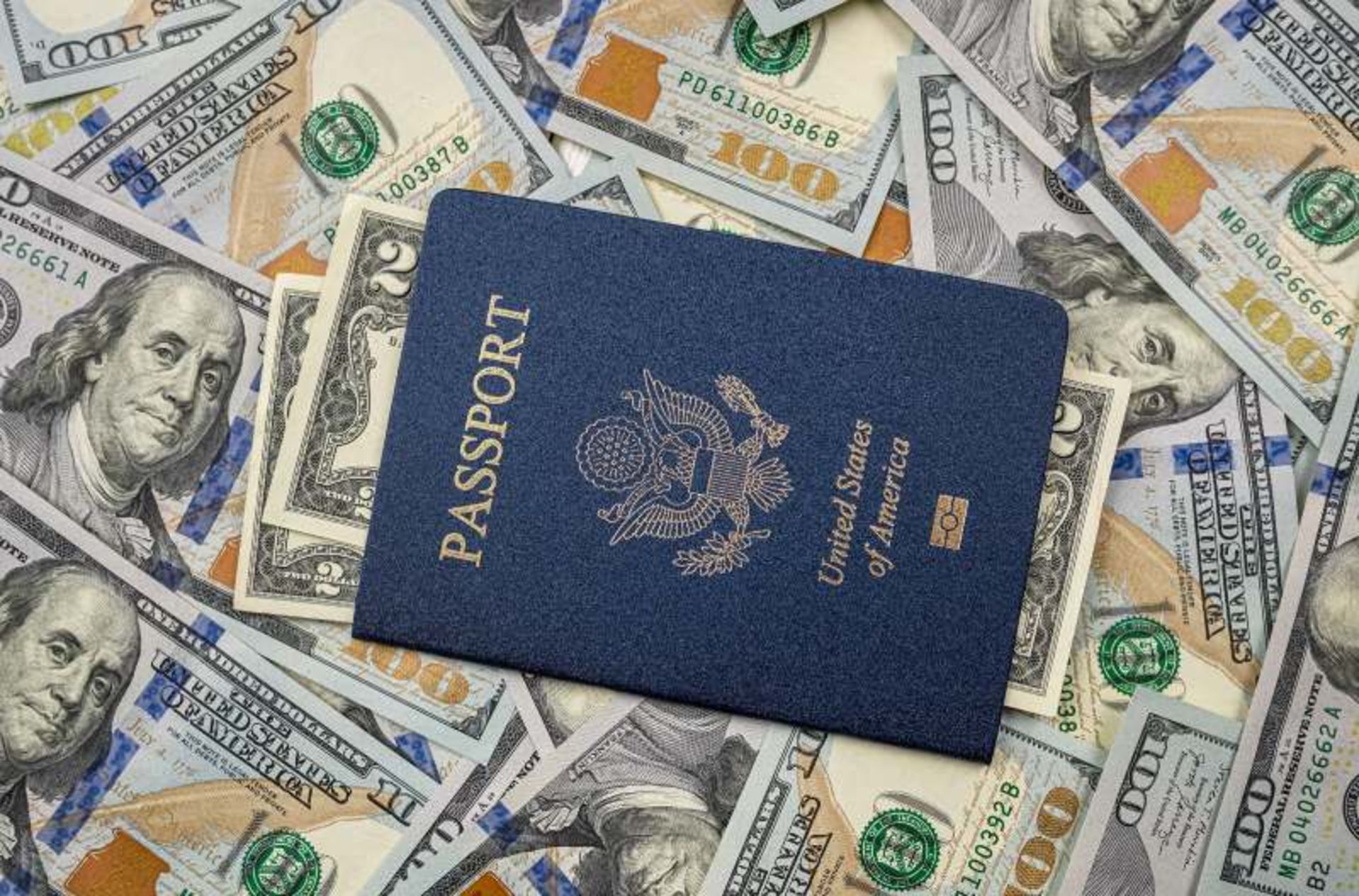 گذرنامه آمریکا روی دلار