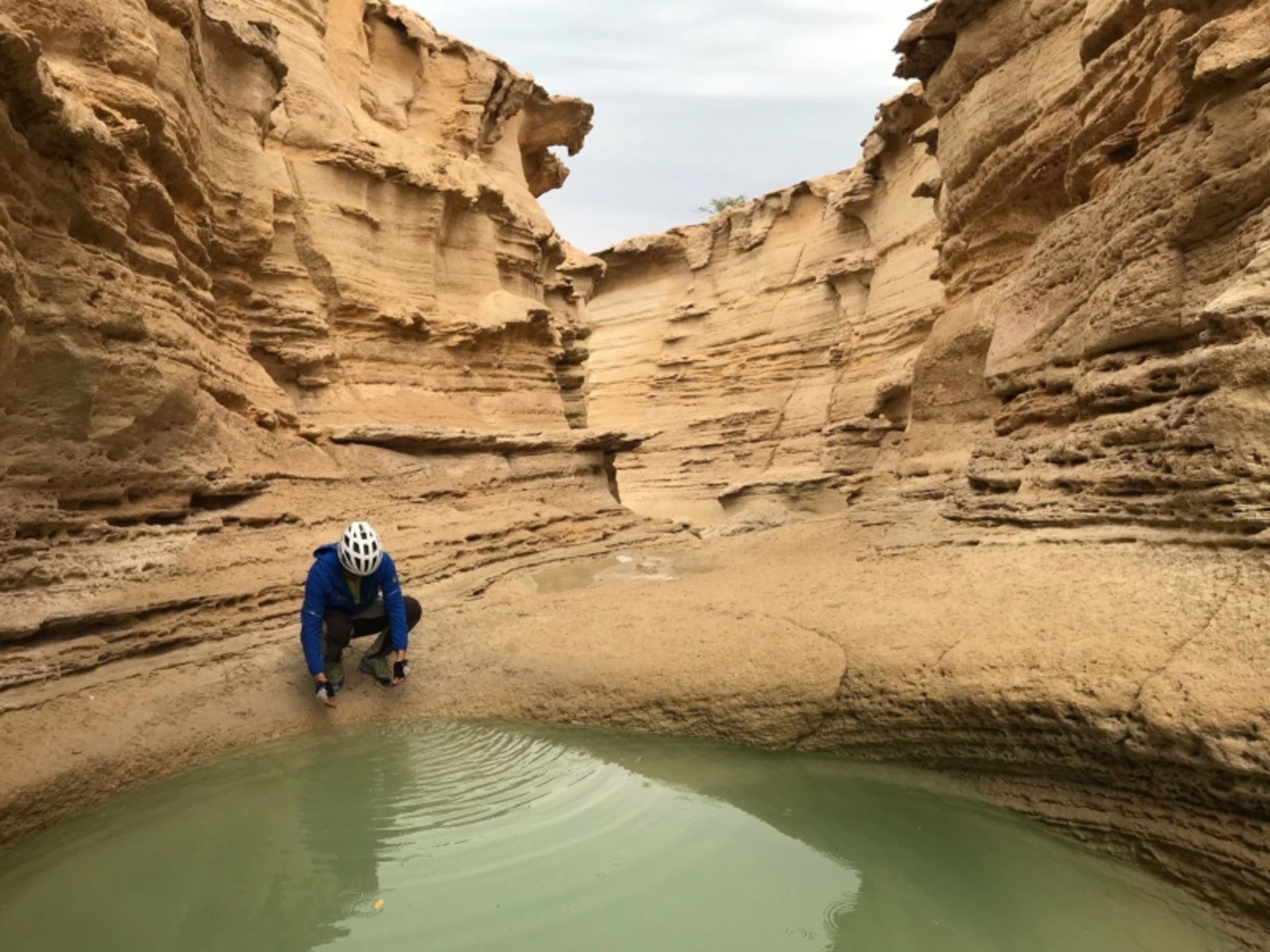 مردی در کنار تنگه کریان دولاب 