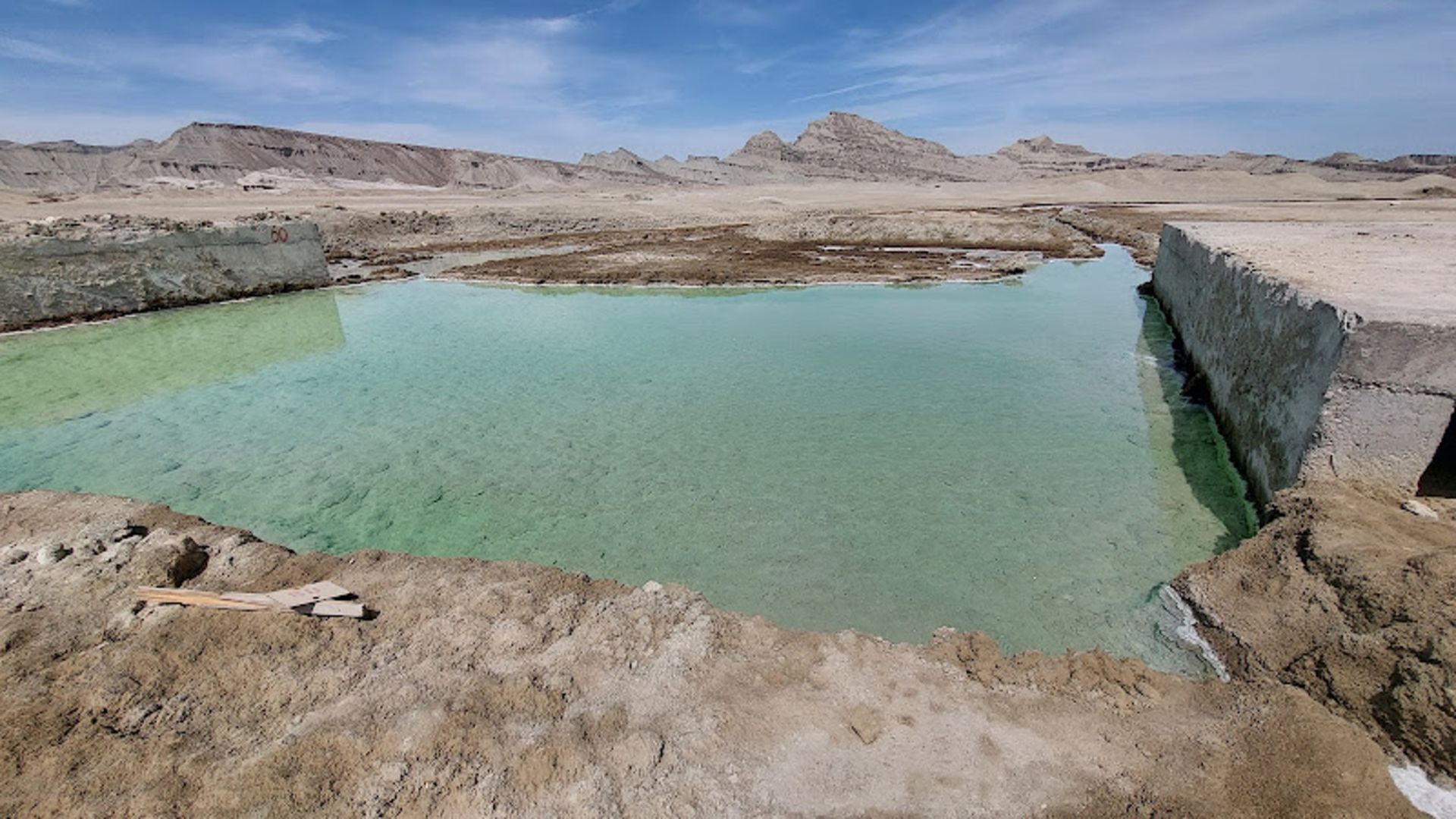 آب گرم چشمه کارگه جزیره قشم در هوای آفتابی