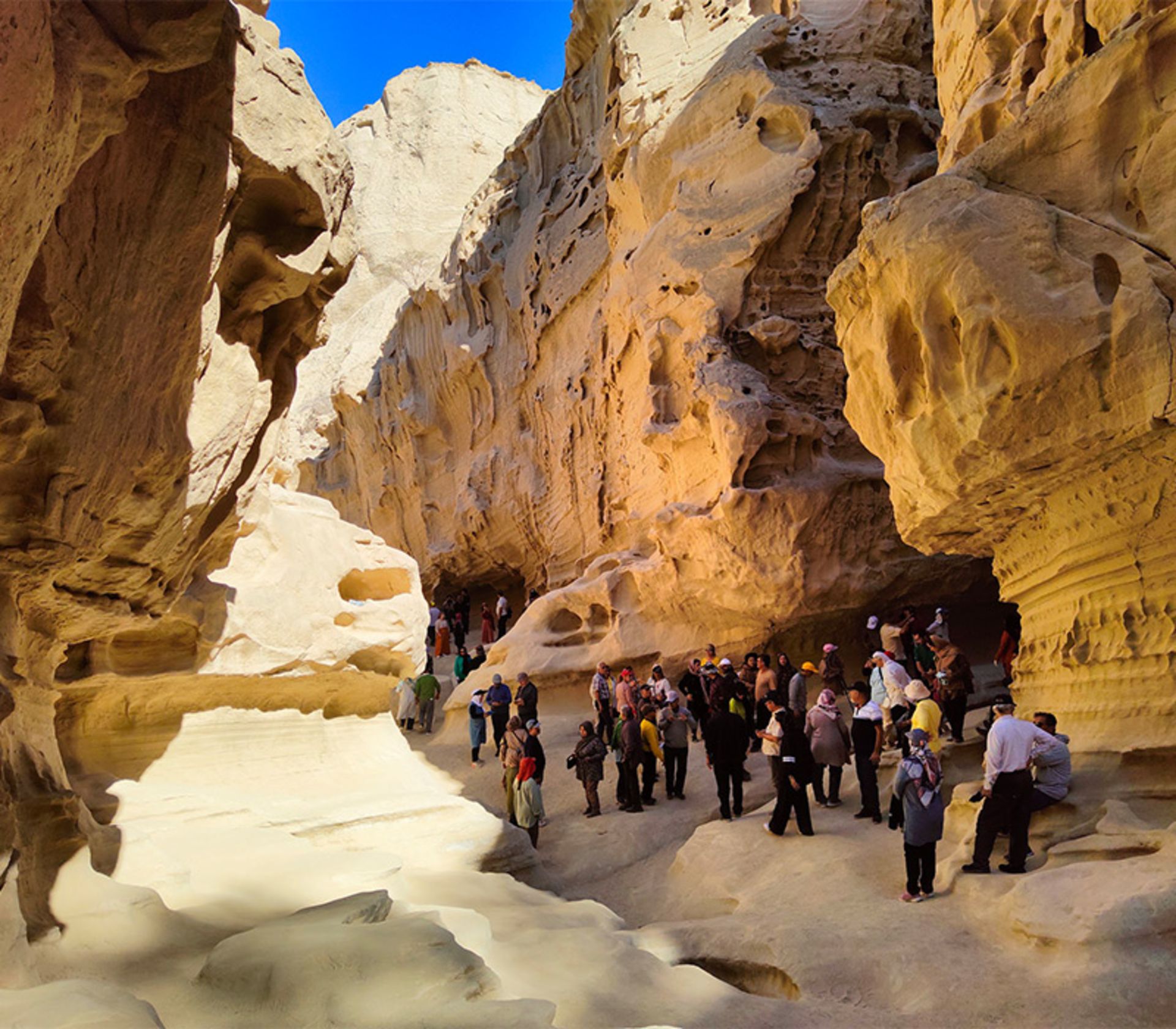 گردشگران در تنگه چاهکوه قشم