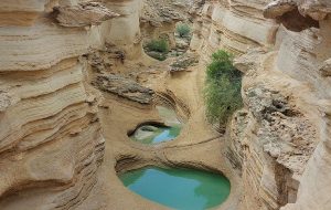 تنگه کریان قشم کجاست؟ حوضچهٰ‌های جادویی در دل کوه دولاب