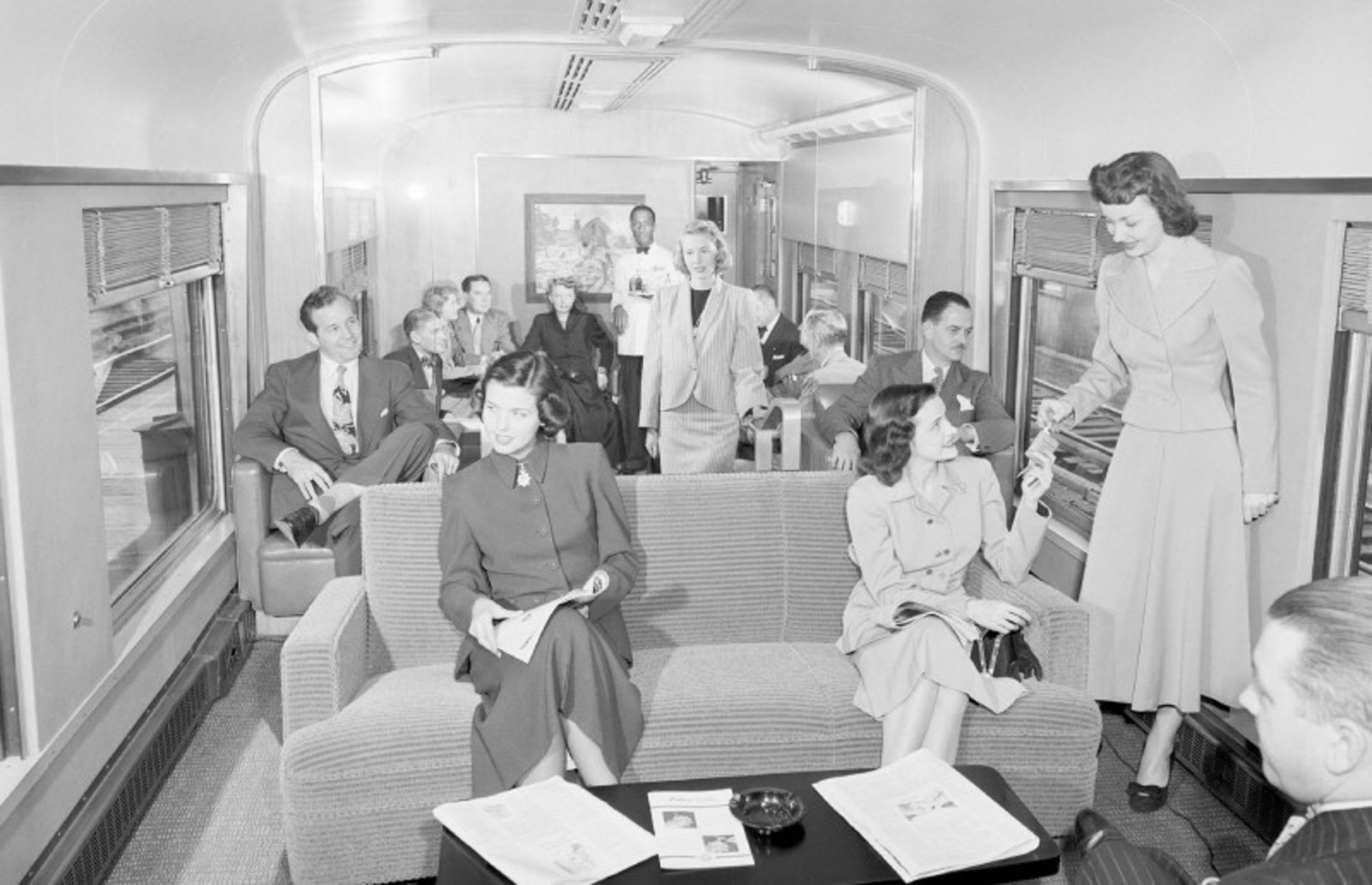 مسافران درون قطار لوکسی متعلق به دهه ۱۹۴۰ میلادی 