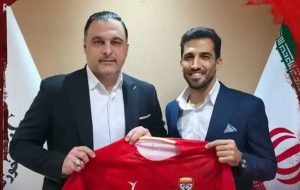 عکس| پیراهن خاص فولاد به وحید امیری رسید