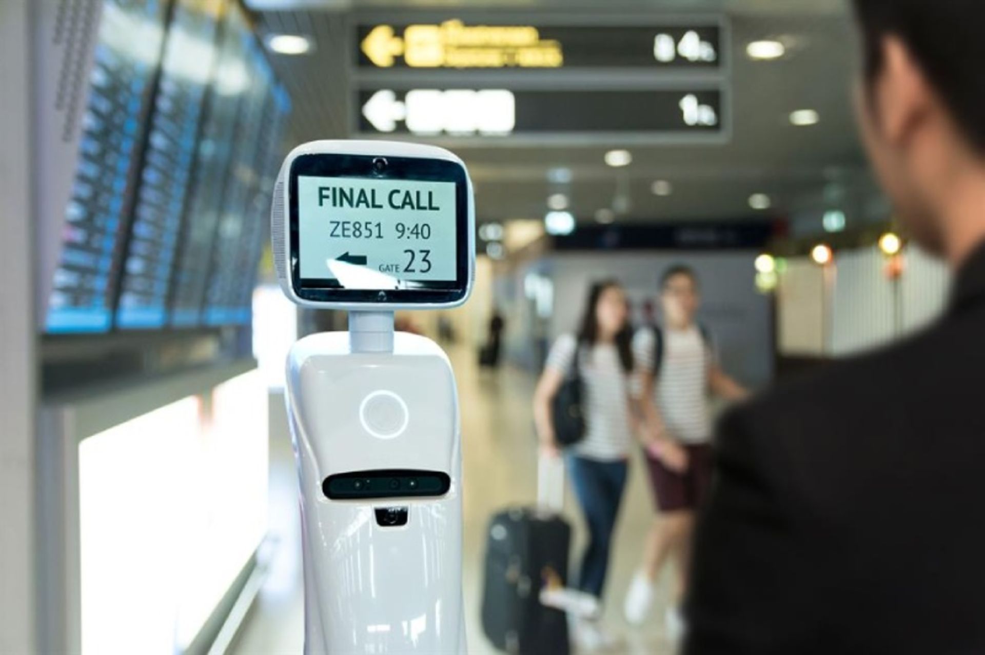 ربات در فرودگاه