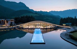 هتل رویایی با استخر و منظره بکر در آلپ؛ اقامت بهشتی برای دوستداران کوهستان